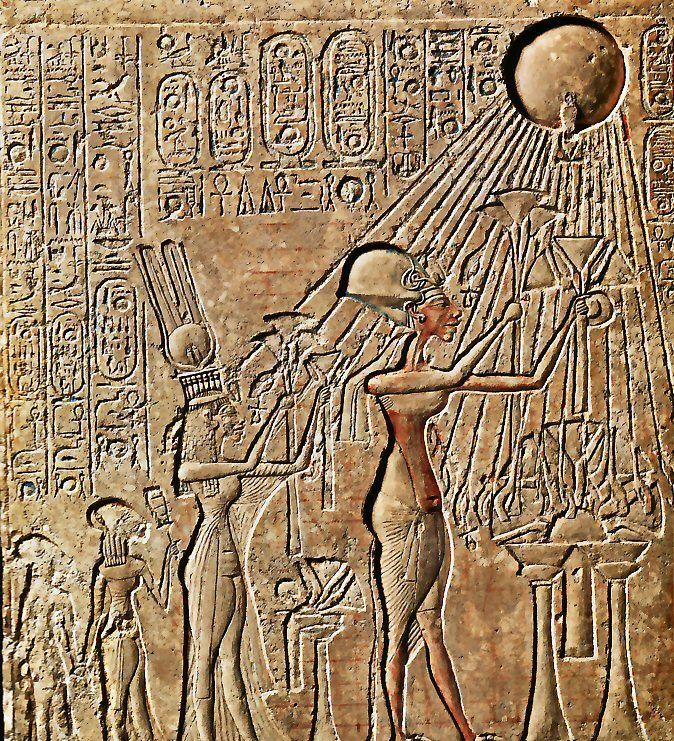 Représentation d'Akhénaton et Néfertiti fessant des offrandes au disque solaire Aton