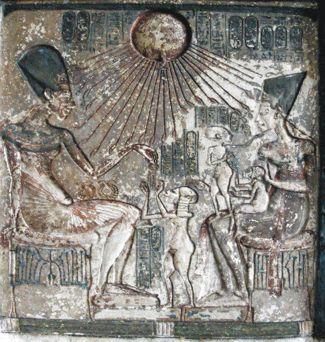Représentation d'Akhénaton et Néfertiti et leurs filles