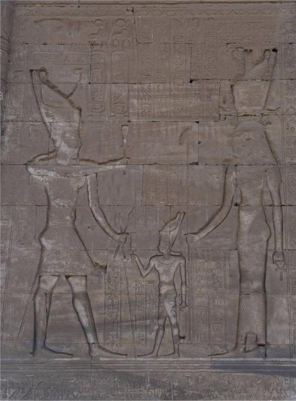 Denderah temple d hathor relief representant cleopatre vii jules cesar et caesarion 2