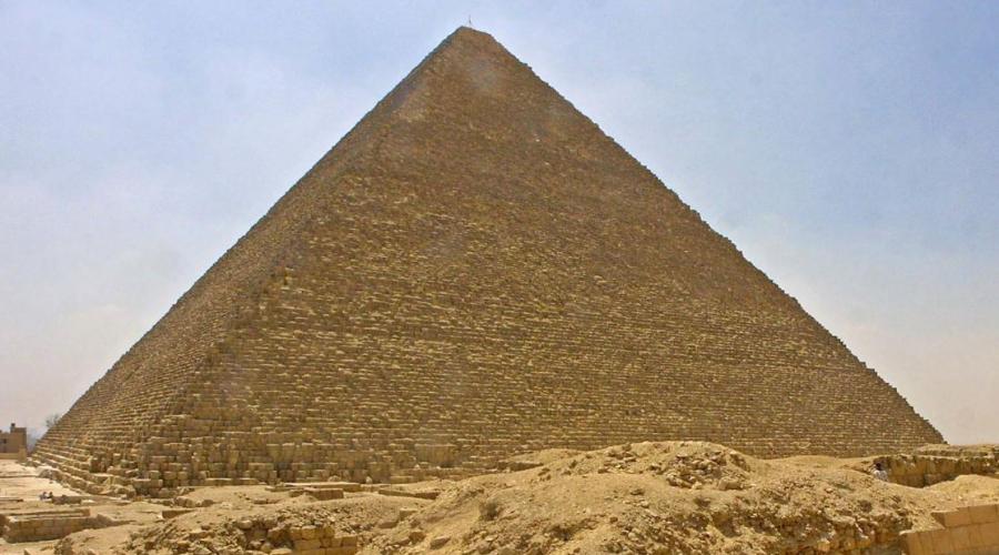 Pyramide de Khéops sur le plateau de Guizeh