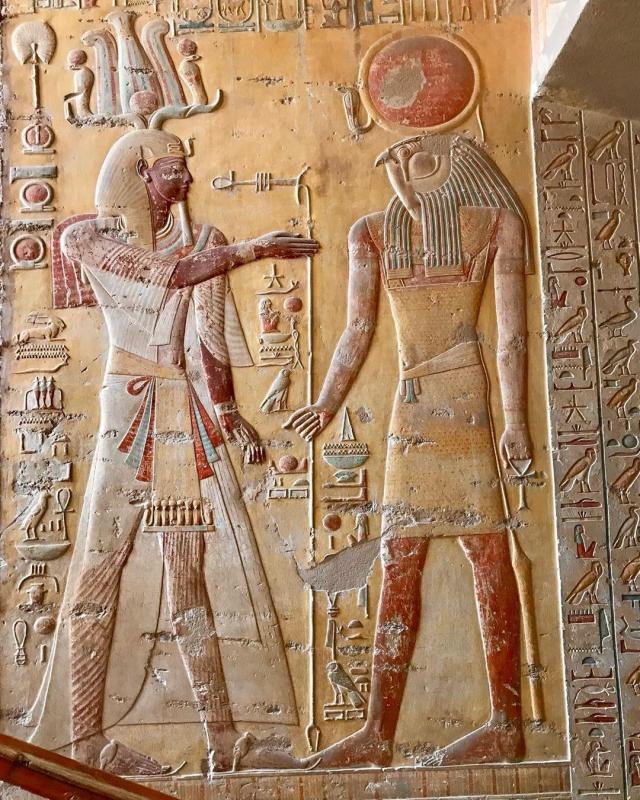 Le pharaon Mérenptah salue le dieu rê à l'entrée de sa tombe dans la Vallée des Rois 