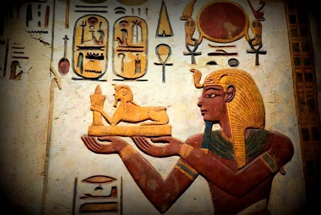 Ramses iii dans son temple dedie au dieu khonsou karnak