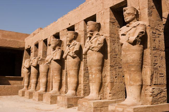 Statues de ramses ii temple de karnak